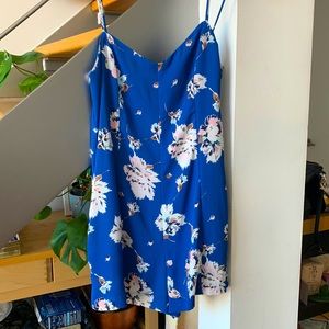 Short romper. (Mini) blue with white flowers.